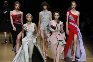 Paryžiaus aukštoji mada: modernios „Atelier Versace“ vilionės