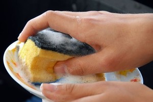 Indų ploviklis dirgina odą? Pasigaminkite natūralų – tai nesunku