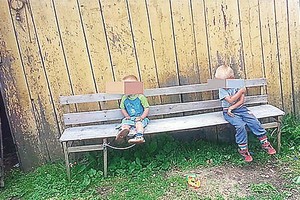 Brolių vaikystė: alkani, mušami ir pririšti