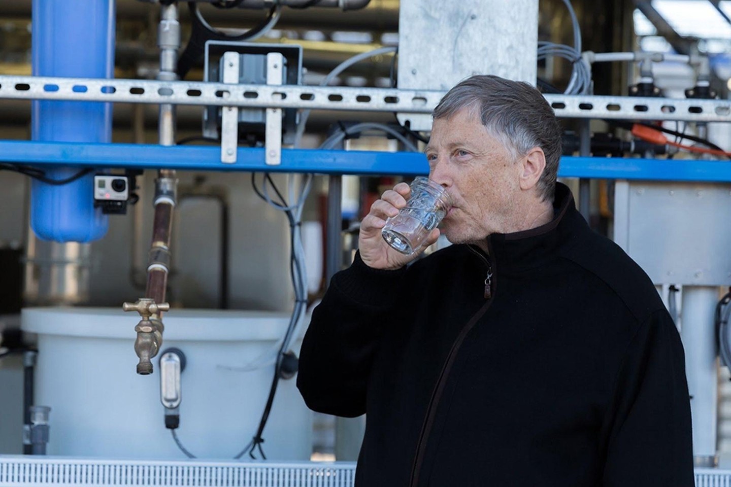 Turtingiausias pasaulio žmogus nebijo gerti vandenį, išgautą perdirbant išmatas.<br>forbes.ru nuotr.