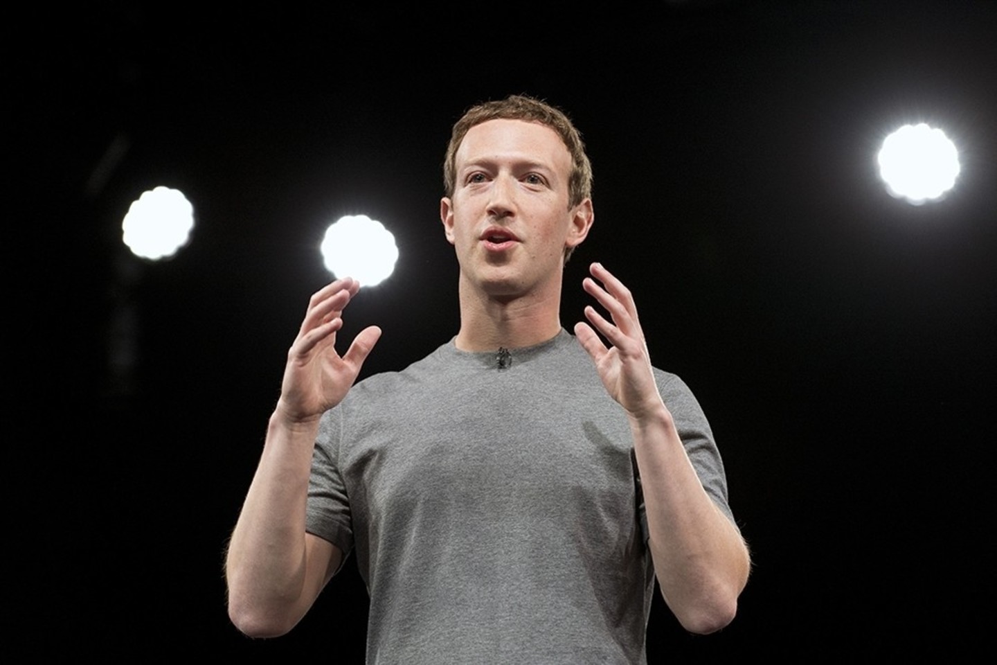 Markas Zuckerbergas nešioja tik pilkus marškinėlius.<br>forbes.ru nuotr.