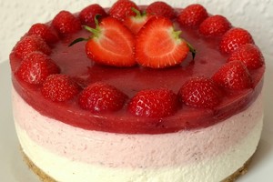 Nekeptas braškių tortas taps bet kokio stalo puošmena