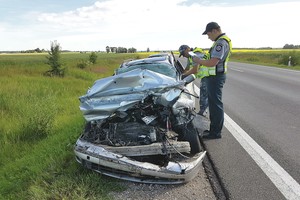 Po smūgio įstrigusio BMW sunkvežimio vairuotojas nepastebėjo