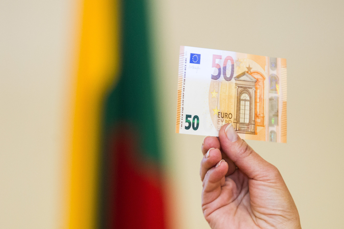 Tai bus jau ketvirtasis naujosios serijos „Europa“ banknotas. Naujieji 5 eurų nominalo banknotai į apyvartą išleisti 2013 m., 10 eurų – 2014 m., o 20 eurų – 2015 m..