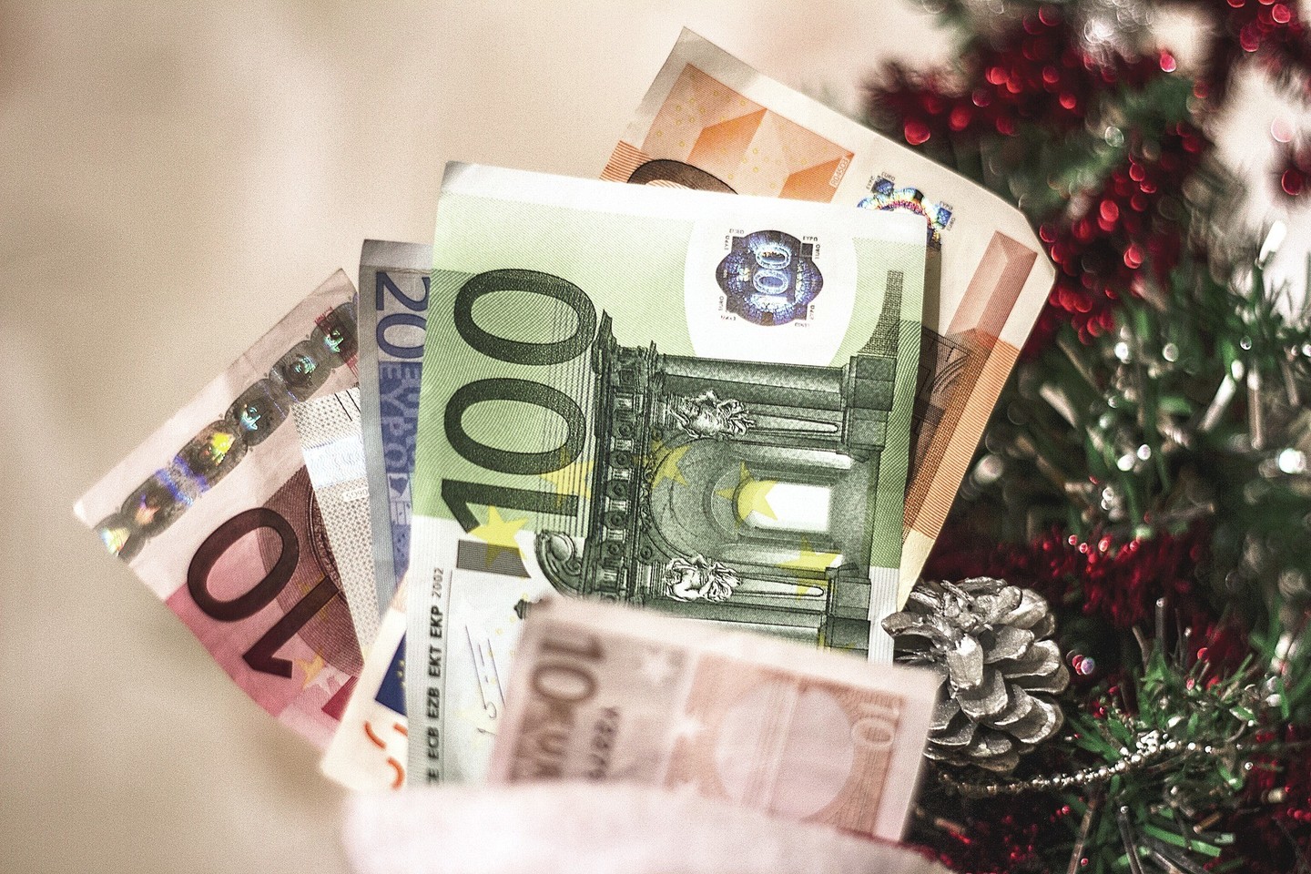 Apie 8 tūkst. šalies gyventojų pripažino gavę kone 90 mln. eurų dovanų.
