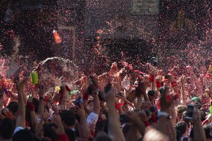 Pamplonos bulių bėgimo šventė prasidėjo vyno mūšiu