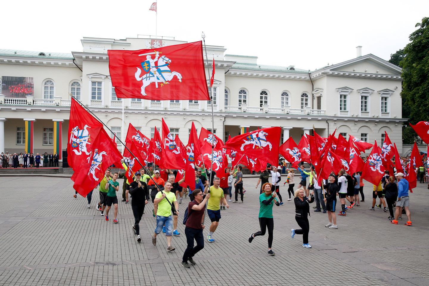 Prezidentė pažymėjo, kad visi lietuvių patirti sunkumai, visos pergyventos skriaudos parodo, kad nugalėti ir išlikti – įmanoma.