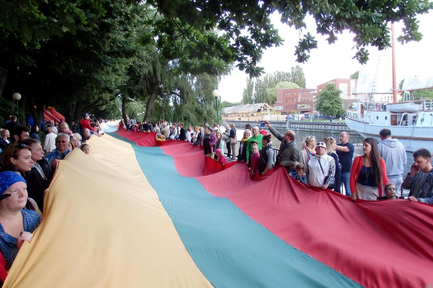 Danės krantinę užklojo didžiulė Trispalvė.