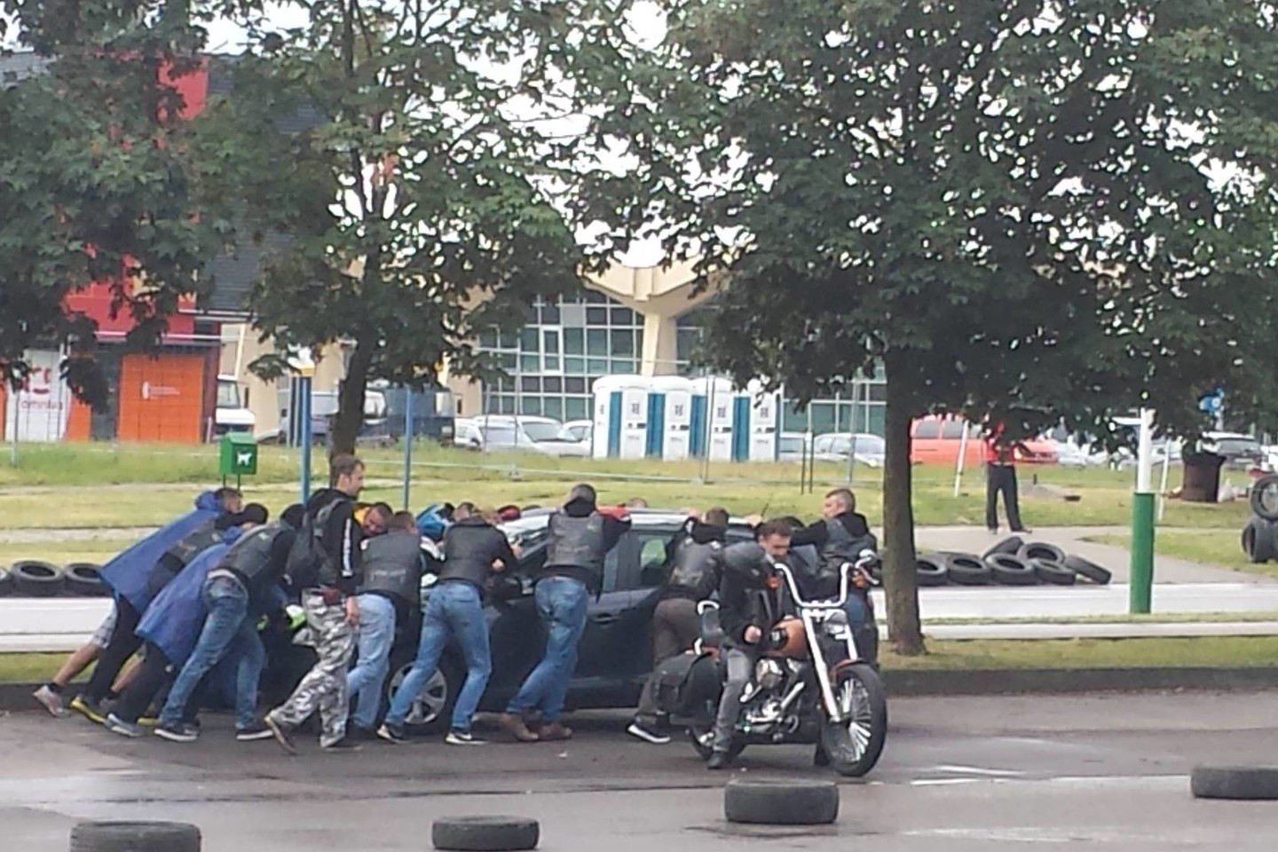 Aikštelėje, kurioje turėjo vykti renginys, stovėjo svetima mašina.