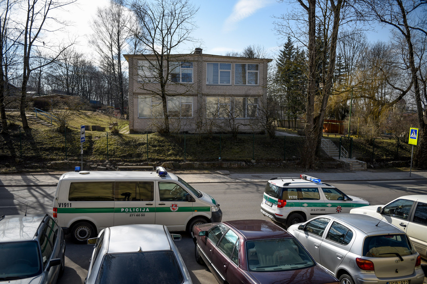 Dėl melagingų pranešimų trukdomi policijos pareigūnai.