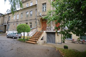 V. Radzevičius su žmona parduoda netikėtai aptiktą butą Užupyje