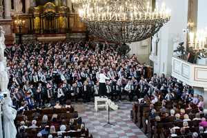 Moksleivių dainų šventė tęsiasi Vilniaus gatvėse ir bažnyčiose