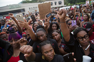 JAV vyksta protestai dėl šešis kartus pašauto afroamerikiečio