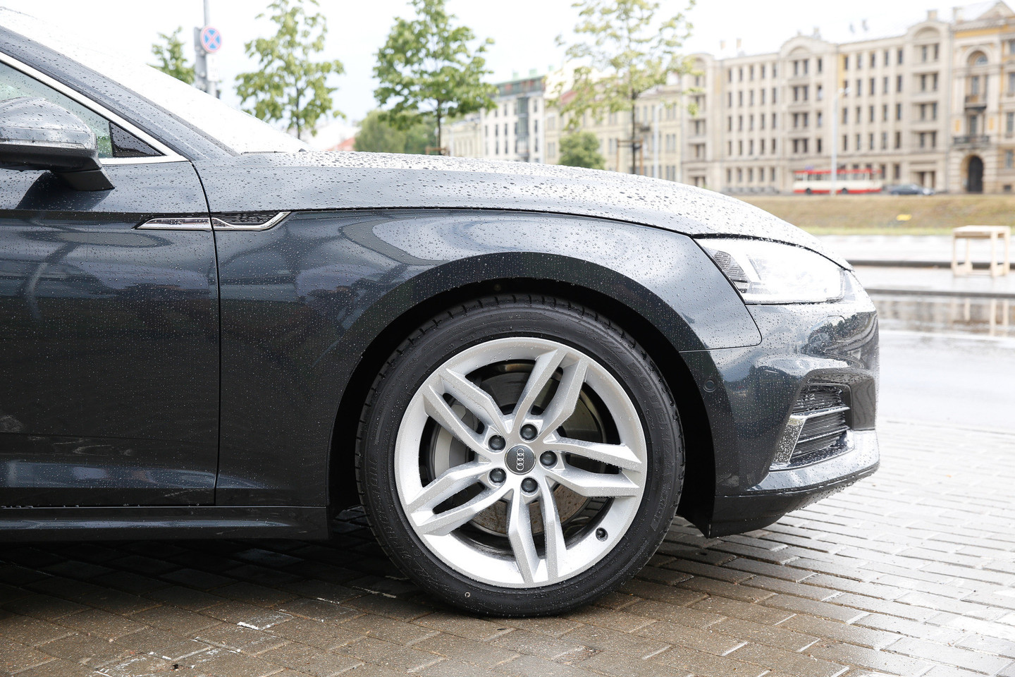 Sportiškas „Audi A5“ spinduliuoja eleganciją ir prabangą.<br>T.Bauro nuotr.