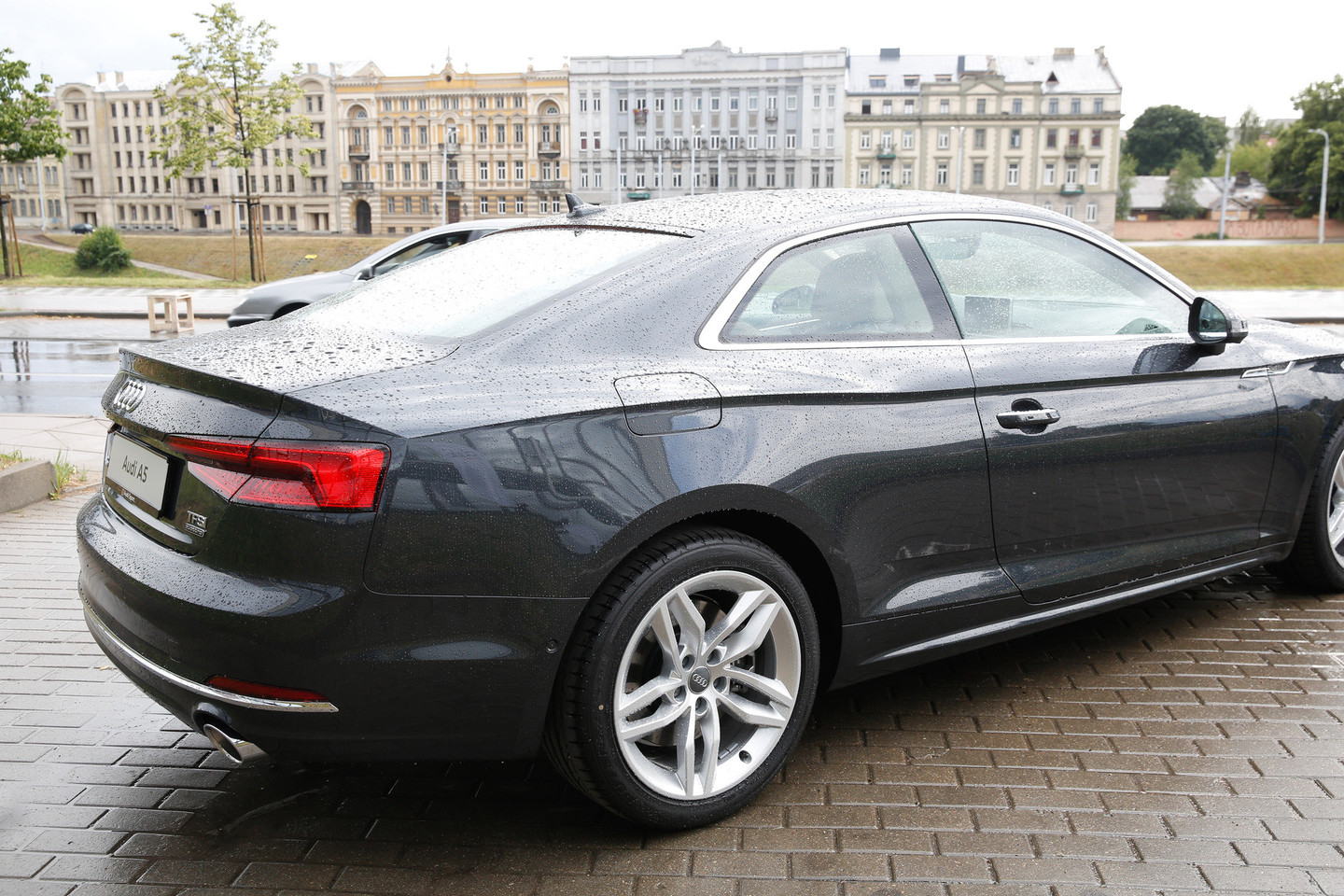Sportiškas „Audi A5“ spinduliuoja eleganciją ir prabangą.<br>T.Bauro nuotr.