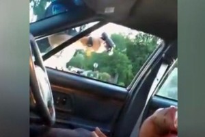 Moteris tiesiogiai ištransliavo pareigūno pašauto draugo kančias