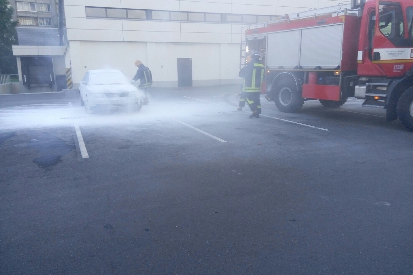 Kaune, Šilainių rajone per gaisrą apdegė „Volkswagen Passat“, stovėjęs prie prekybos centro „Lidl“.