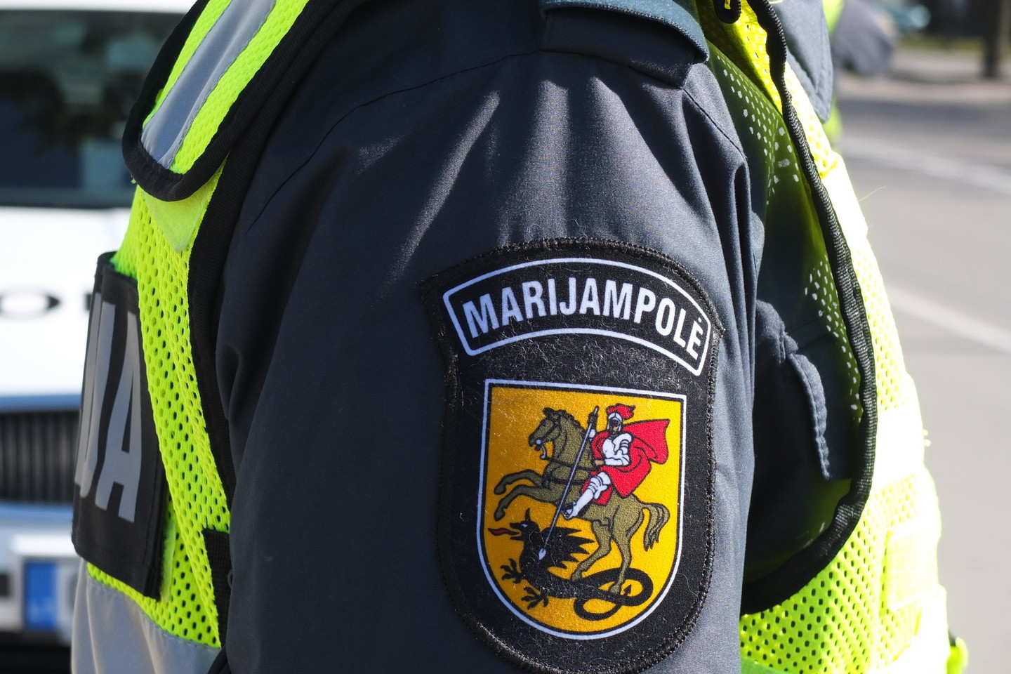 Pareigūnai sulaikė 15-metę sukandžiojusį ir apiplėšusį paauglį.