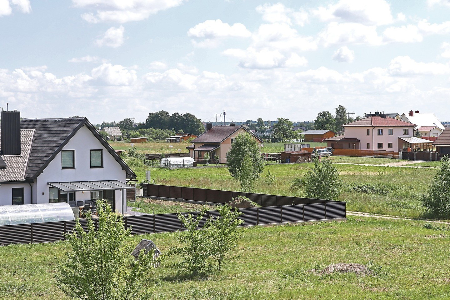 Dalis Aukštelkės gyvenvietės naujakurių susidūrė su tokiomis kliūtimis, kad sustabdė statybas, kol paaiškės, kas turi pasirūpinti inžineriniais tinklais.
