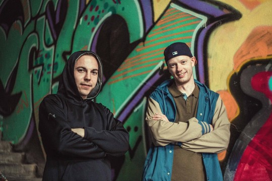 Išgirskite: reperiai Arty ir Filmik išjuokė elito vakarėlius