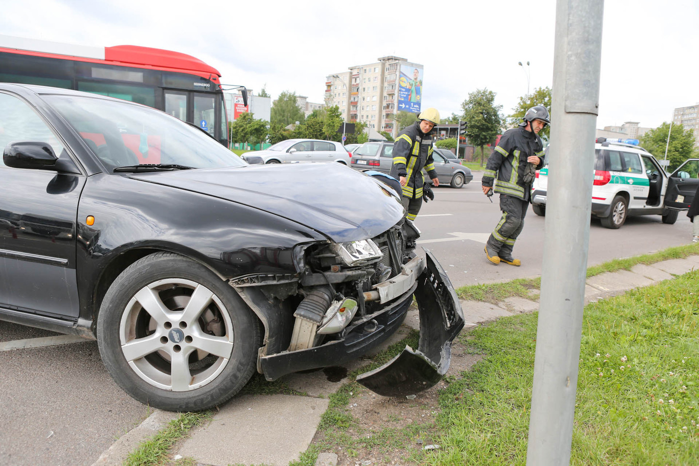 Kauno Savanorių prospekte susidūrus dviem „Audi“, nukentėjo vieną jų vairavęs pensininkas.