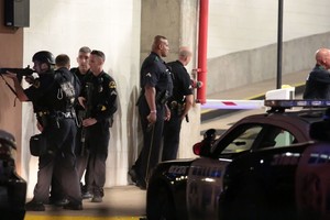 Dalase snaiperiai šaudė į pareigūnus, aukų skaičius išaugo