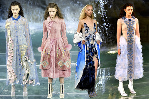 Aukštoji mada: „Fendi“ pasakų princesės vaikščiojo vandeniu