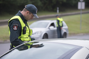 Be teisių važiavęs vilnietis paliko automobilį ir bandė sprukti