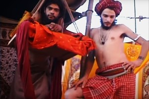 Nušvitimo siekiantys indai žaloja save, stovėdami 12 metų