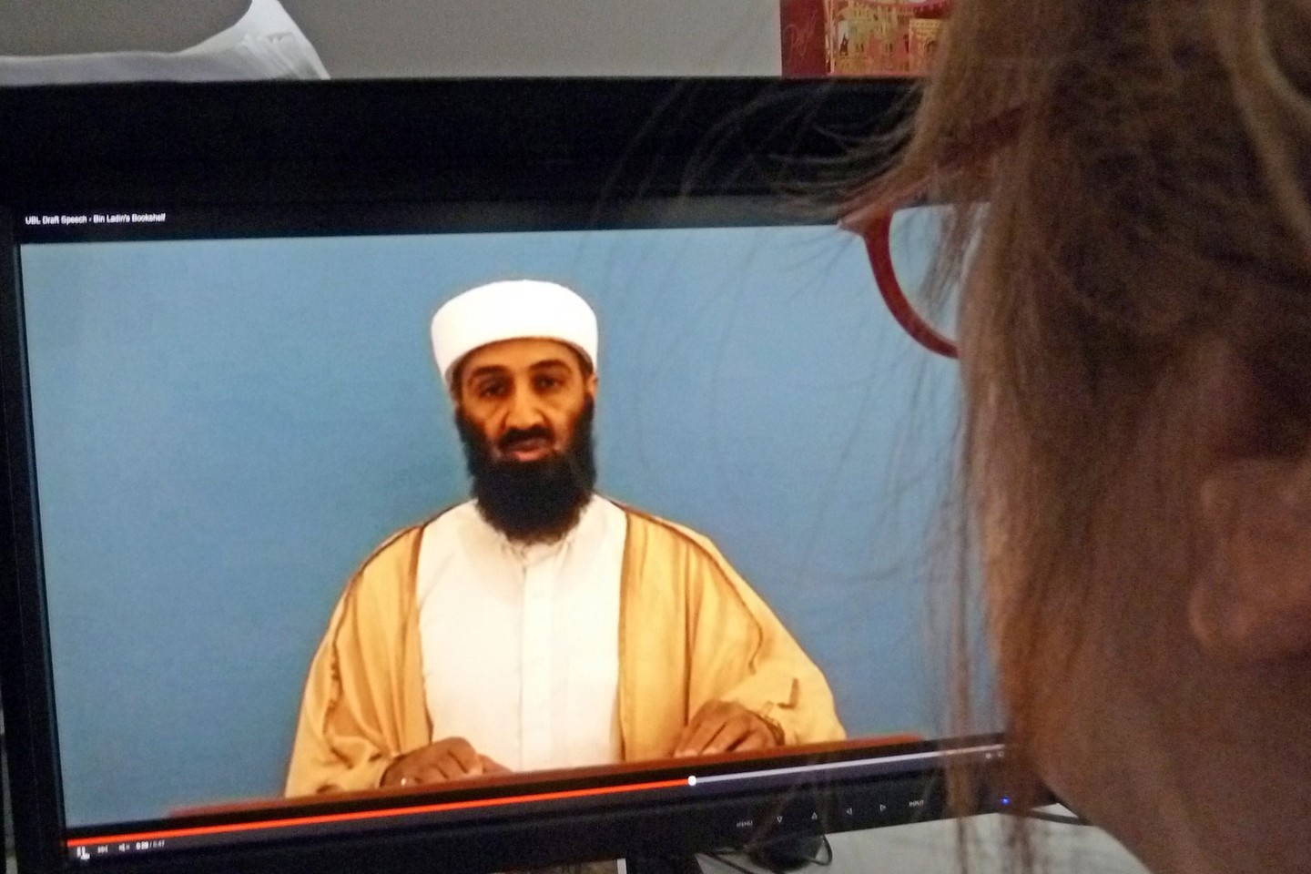 „Mes toliau jus pulsime ir toliau taikysimės į jus jūsų šalyje ir užsienyje“, – JAV grasina Hamza bin Ladenas.