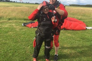 Aušra Maldeikienė šoko parašiutu tiesiai į audros debesį