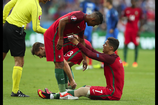 C.Ronaldo finale turėjo palikti aikštę dėl traumos.<br>AP nuotr.
