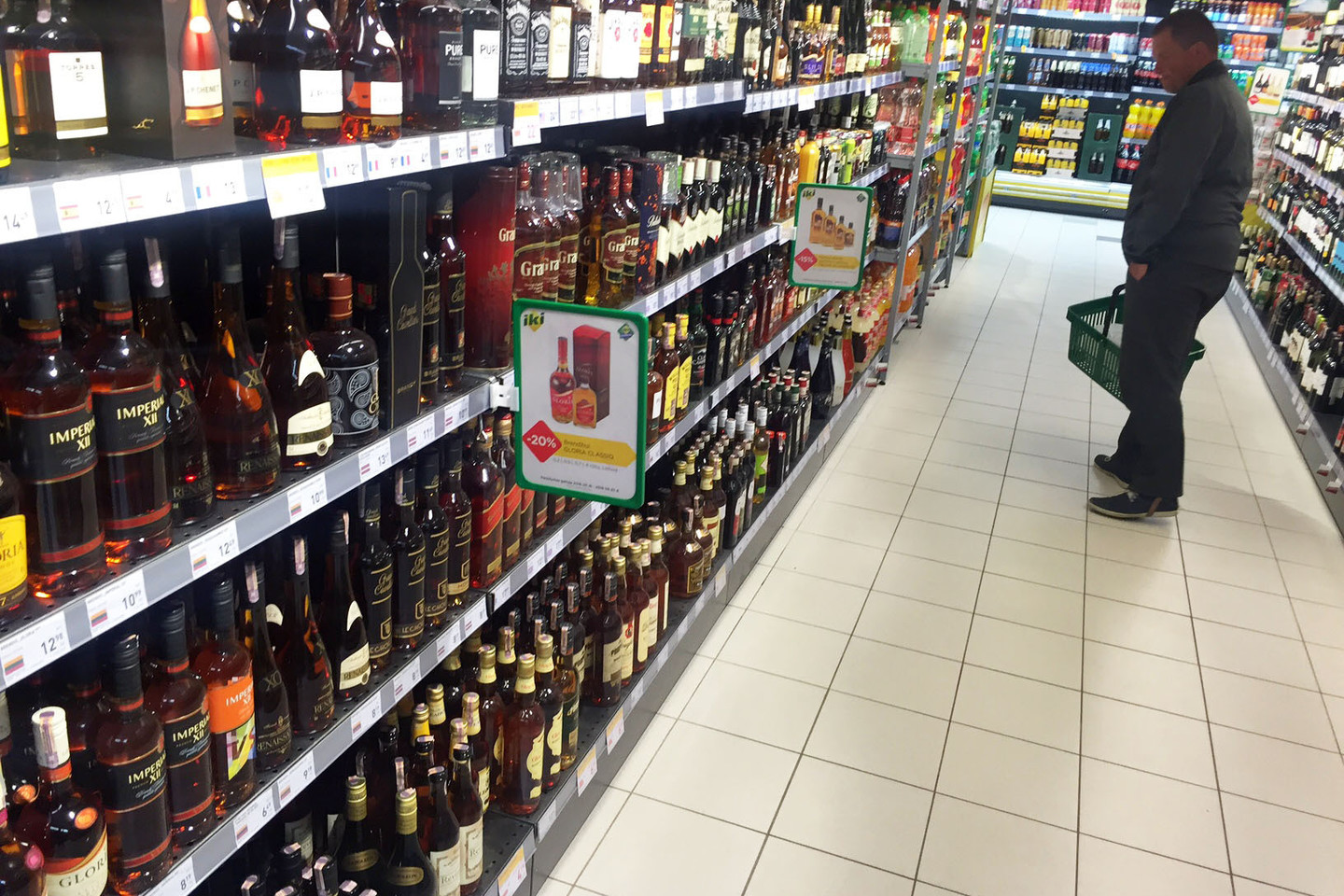 Siūloma alkoholį pardavinėti tik specialiose parduotuvėse, kurios būtų visiškai izoliuotos nuo gyvenamųjų ar kitų patalpų, nesusijusių su prekyba, ir turėtų atskirą įėjimą.<br>M.Patašiaus nuotr.