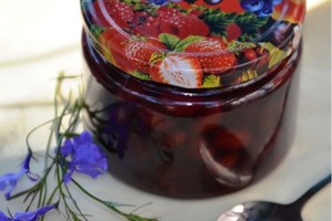 Vyšnių uogienė su riešutais: dėl šio gardėsio verta pasistengti