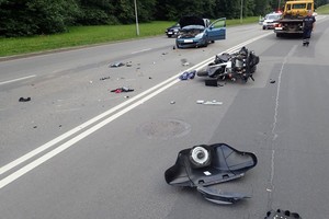 Neblaivi kaunietė nesuvaldė automobilio – susidūrė su motociklu