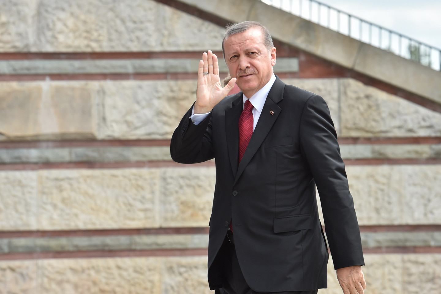 Turkijos prezidentas Recepas Tayyipas Erdoganas pirmadienį gynė prieštaringų vertinimų sulaukusius savo planus suteikti Turkijos pilietybę pabėgėliams iš Sirijos.