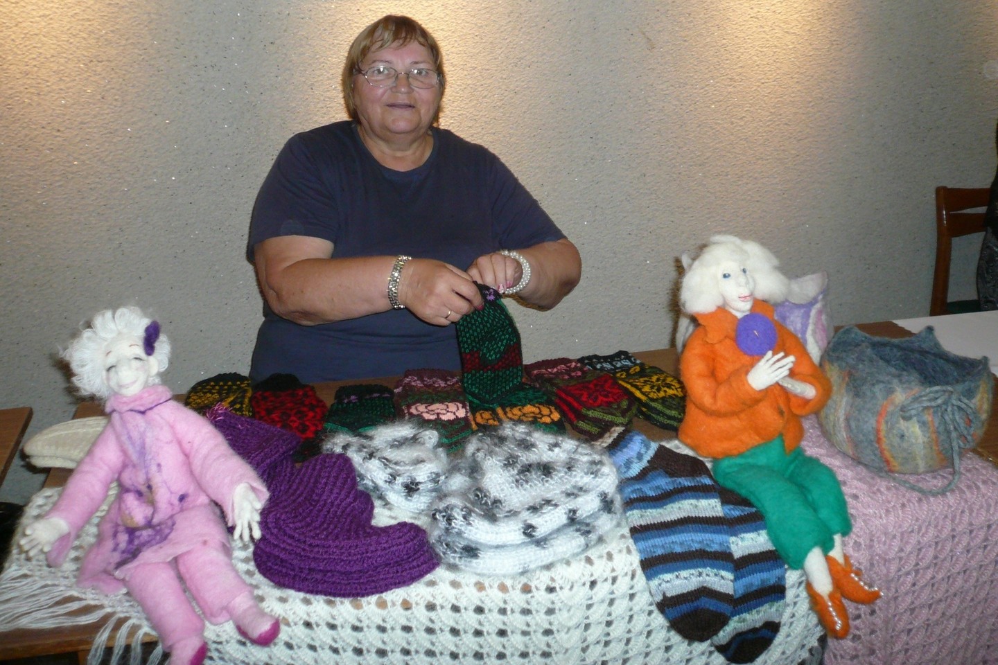 Monika Lekavičienė atsivežė pluoštą veltų pirštinių, kojinių, skarų, vazų bei dvi lėles.<br>Nijolės Krasniauskienės nuotr.