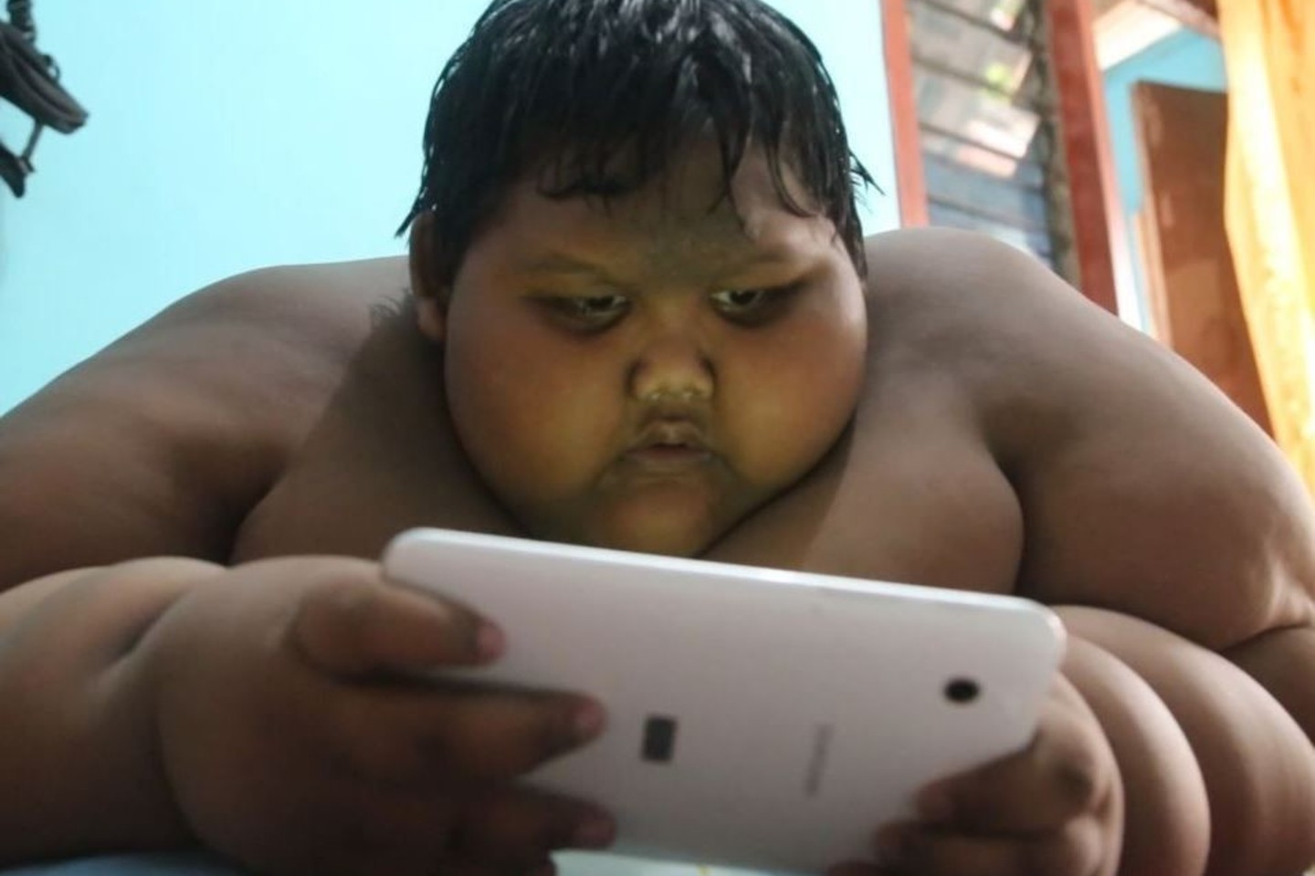 Indonezijoje gyvenantis dešimties metų Arya Permana sveria 192 kilogramus.<br>„Bulls press“ nuotr.