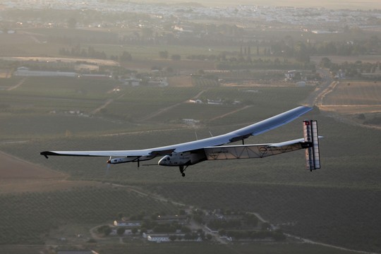 Saulės energija varomas lėktuvas iš Ispanijos išskrido į Egiptą