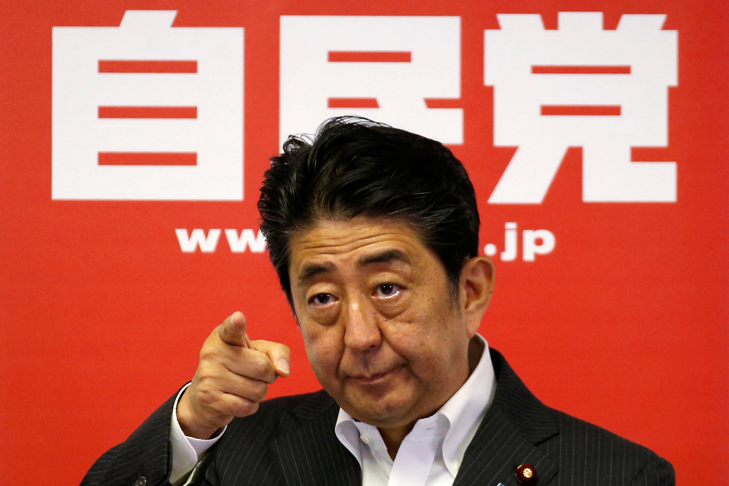 Japonijos premjeras Shinzo Abe paskelbė pergalę savaitgalį įvykusiuose parlamento rinkimuose, kuri suteikia postūmį jo senam troškimui sušvelninti pacifistinę šalies konstituciją.