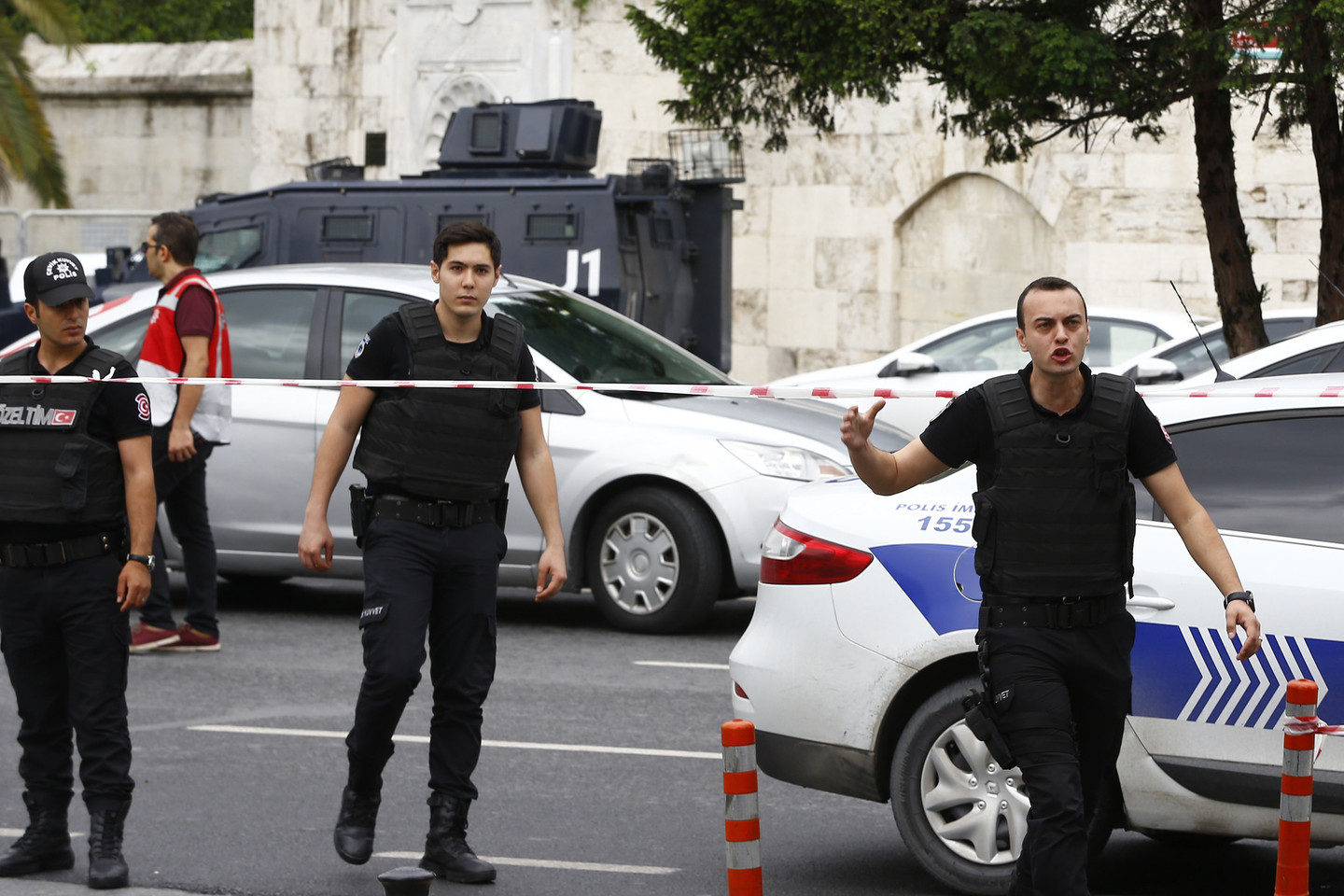 Turkijoje 17-metis tris policininkus nušovė, o dar tris sužeidė.