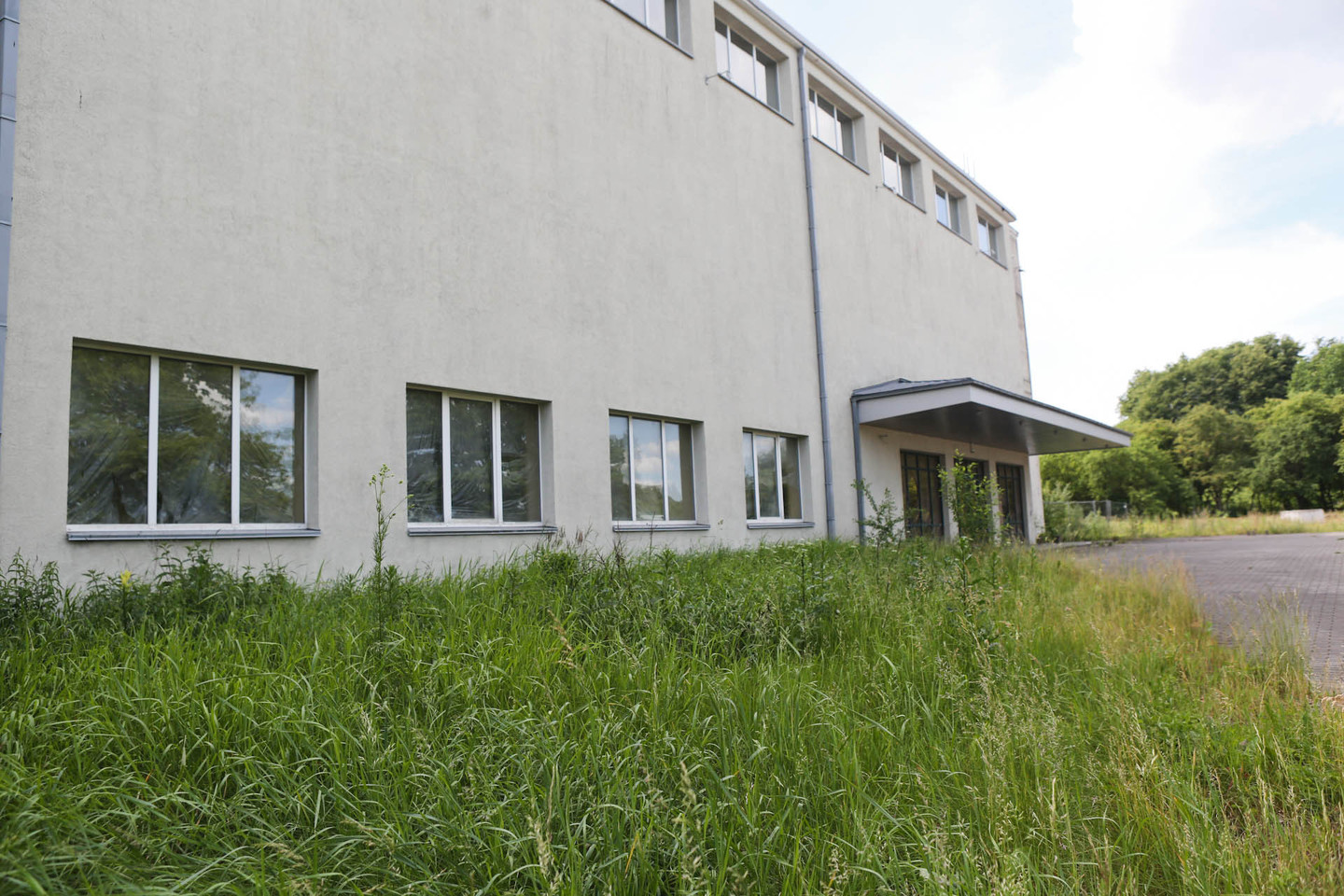 Daugelį metų nenaudojamus, žole apžėlusius pastatus K.Baršausko gatvėje greičiausiai teks nugriauti.