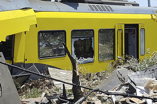 Italijoje kaktomuša susidūrė traukiniai, yra žuvusiųjų