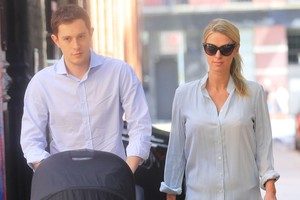 Vos pagimdžiusi Paris Hilton sesuo jau vaikštinėja po Niujorką