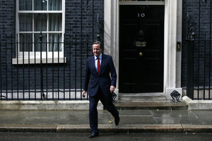 Davidas Cameronas pralinksmino suniūniuota dainele