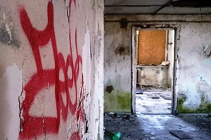 Žmogaus siluetas apleisto namo koridoriuje nustebino jaunuolius