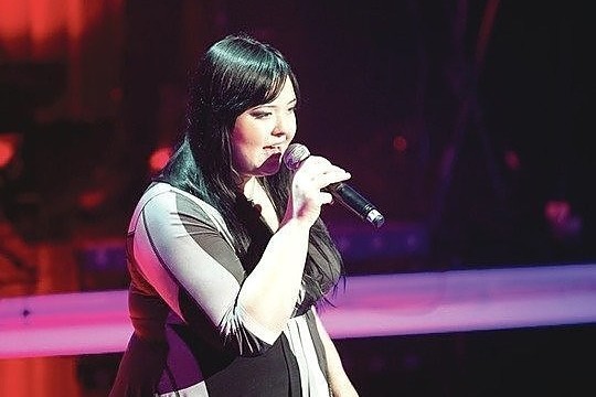 Afrikoje į narkotikų skandalą patekusi dainininkė grįžo namo