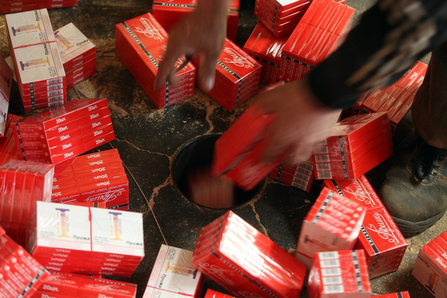 Pagrindinė šešėlinio cigarečių verslo priežastis – didelis legalių ir nelegaliai tiekiamų cigarečių kainų skirtumas, kuris skatina dažną vartotoją rinktis „šešėlines“ cigaretes.