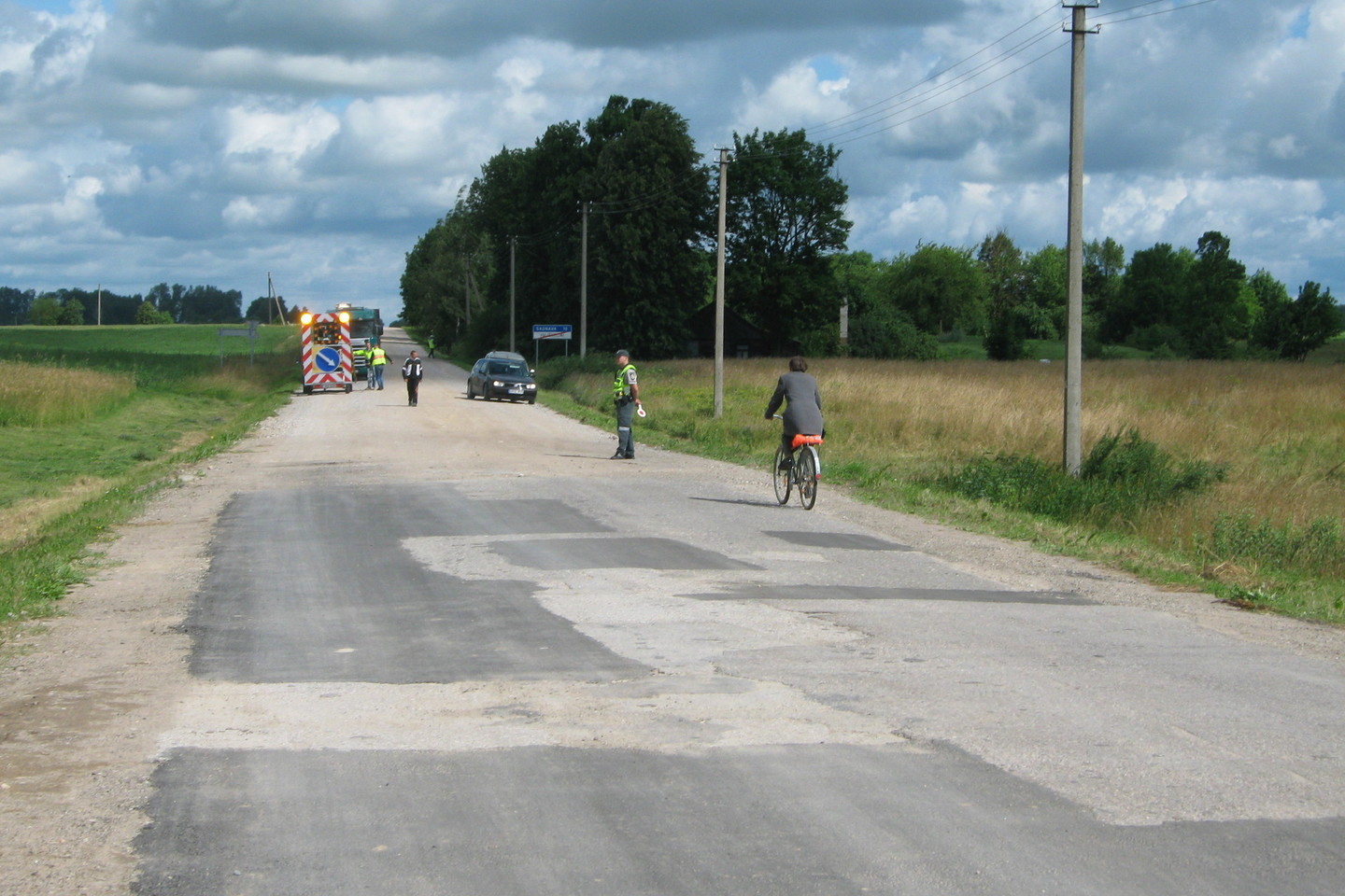Ties Igliškėlių gyvenviete (Marijampolės sav.) antradienį buvo paskelbta žvyrkelių asfaltavimo programos pradžia.<br>L.Juodzevičienės nuotr.