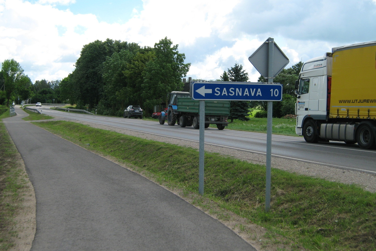 Duobėtas žvyrkelis Sasnavos link po kurio laiko taps asfaltu.<br>L.Juodzevičienės nuotr.